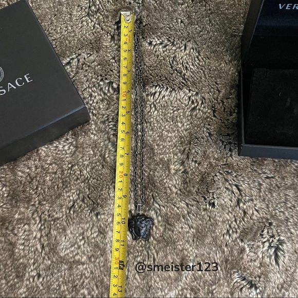 🖤Rare Versace La Medusa Black Matte Pendant Necklace - Picture 6 of 7